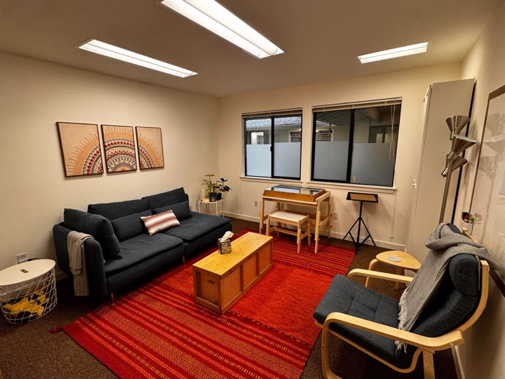Seating and natural light in Family Spring’s San Rafael therapy office